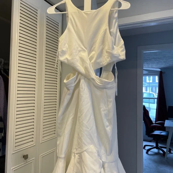 5 Assorted XS and S white dresses from Hello Molly